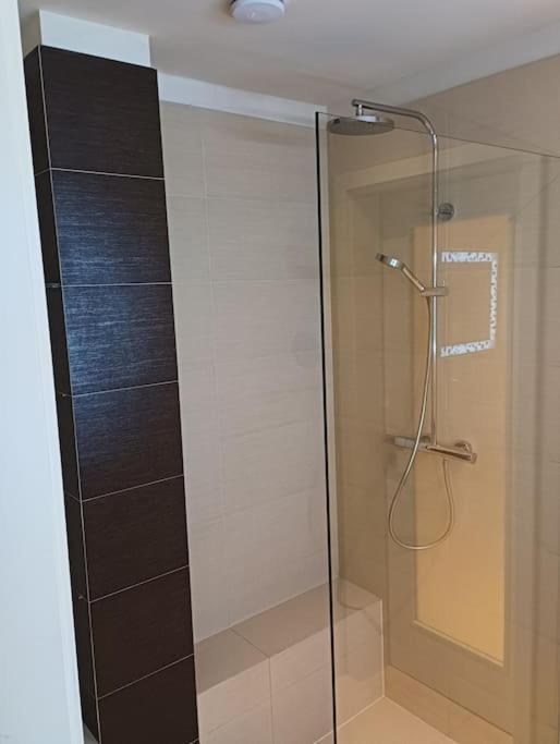 Lejlighed Spacious Modern 3 Bedroom Aparment *